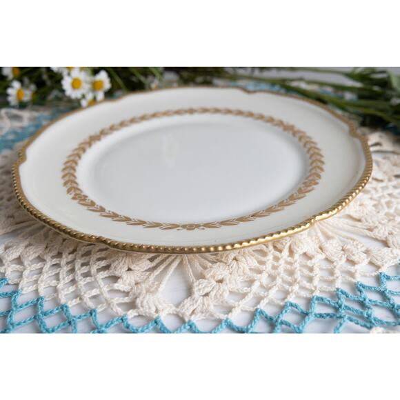 Castleton Laurel pattern Lunch Plates: Timeless Elegance for Your Table Setting - Picture 3 of 6